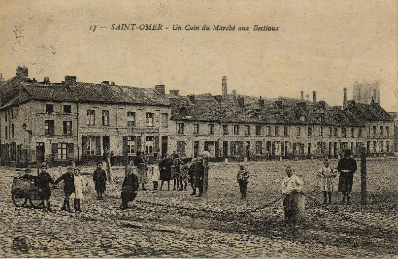De nombreux enfants jouaient sur cette vaste place pavée, on aperçoit dans le fond la tour St Bertin.